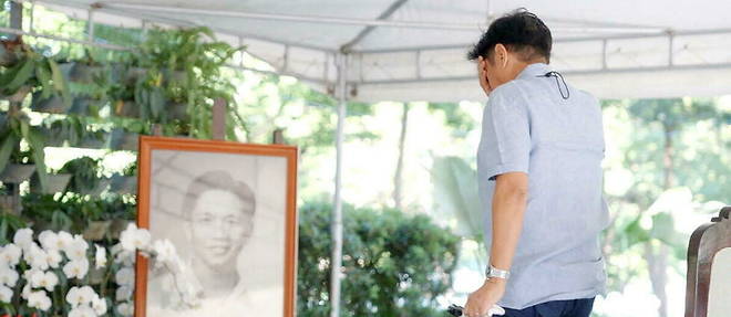 << Bongbong >> Marcos se recueille devant la tombe de son pere Ferdinand Marcos.


