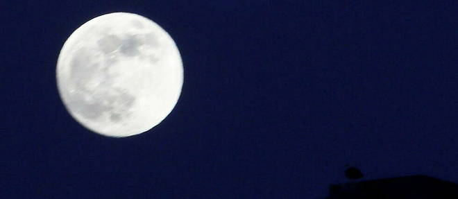 Le phenomene de super lune photographie dans le ciel de Rome.

