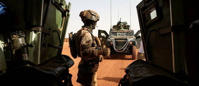 Un soldat francais appartenant au groupement tactique <<Desert n?2>> de la force Barkhane sur la base operationnelle avancee de Gossi, au Mali, le 14 avril 2022.
