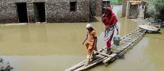 Au moins 1 136 personnes sont mortes dans les inondations au Pakistan, selon le gouvernement. Un tiers du pays serait << sous les eaux >>.
