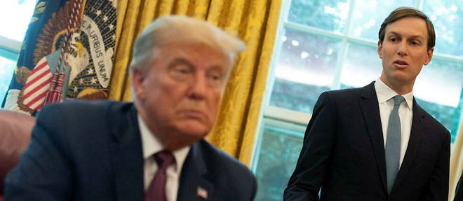 Donald Trump a la Maison-Blanche en septembre 2020. Derriere lui, son gendre et conseiller Jared Kushner.
