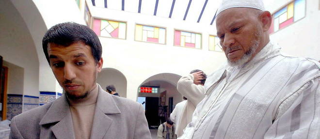 L'imam Hassan Iquioussen, a gauche, en 2004.
