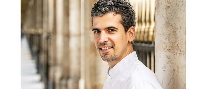 Cinq ans apres une premiere reconnaissance par le Michelin, Philip Chronopoulos s'est vu recompenser cette annee d'une deuxieme etoile pour sa cuisine au Palais Royal Restaurant.
