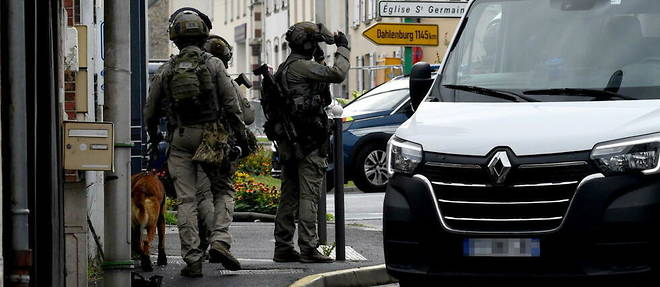 Un homme a tire sur un client d'une Maison de la Presse dans le Calvados vendredi matin, avant de s'enfermer dans une agence immobiliere voisine. Les gendarmes et le GIGN sont sur place.
Un homme a tire sur un client d'une Maison de la Presse dans le Calvados vendredi matin, avant de s'enfermer dans une agence immobiliere voisine. Les gendarmes et le GIGN sont sur place.