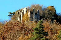 Le château du Haut-Échéry est en ruine, mais le terrain de 3 500 mètres carrés et l'histoire du site pourraient en séduire plus d'un.
