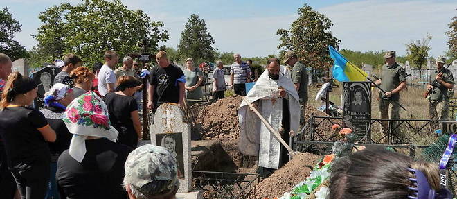 Dans le cimetiere du village de Zelenyie Hai, lors des funerailles d'Alexandre Ohotnitchenko, un soldat mort lors de la contre-offensive lancee pour reprendre la ville de Kherson, dans le sud de l'Ukraine.  
