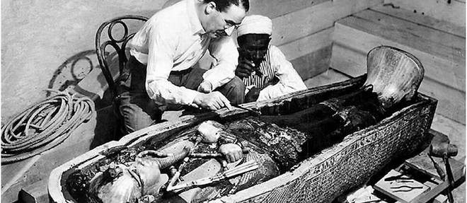 Carter examinant le troisieme cercueil. 
