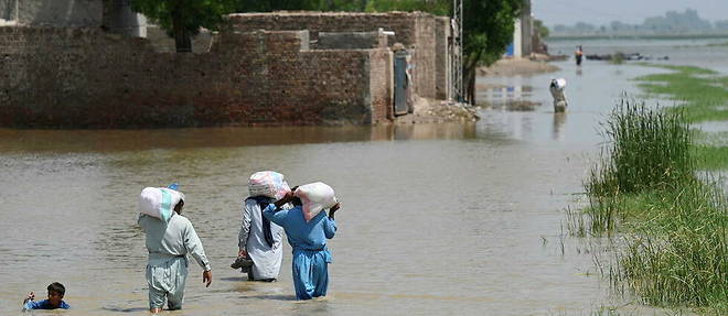 Les inondations historiques au Pakistan, dues aux pluies de mousson, ont submerge un tiers du pays et cause la mort de plus de 1 000 personnes.  
