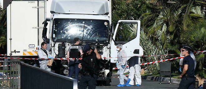 Le camion de la mort, le lendemain de l'attentat du 14 juillet 2016 a Nice.
