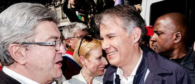 Le leader de La France insoumise, Jean-Luc Mélenchon (à g.), salue Olivier Faure, premier secrétaire du Parti socialiste, lors du défilé de la Fête du travail, à Paris, le 1 er  mai 2022.
