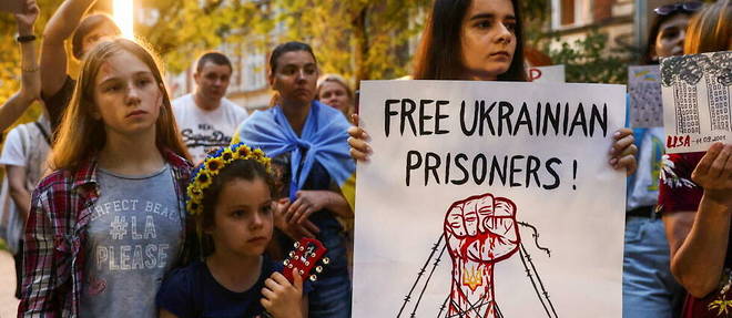 Manifestation devant le consulat de Russie a Cracovie (Pologne) pour demander la liberation des prisonniers ukrainiens captures dans l'usine Azovstal a Marioupol. 
