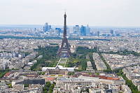 Au pied de la tour Eiffel, l'ecrin de verdure du Champ-de-Mars... en theorie !
