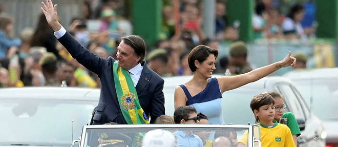 Le president bresilien Jair Bolsonaro et son epouse Michelle Bolsonaro lors du defile militaire a Brasilia, le 7 septembre 2022. 
