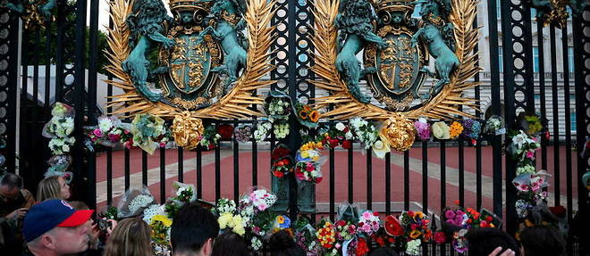 La foule depose des fleurs devant Buckingham Palace.
