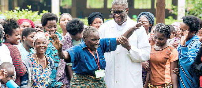Le docteur Mugwebe entoure de victimes de violences sexuelles, a l'hopital Panzi, a Bukavu, en RDC.
