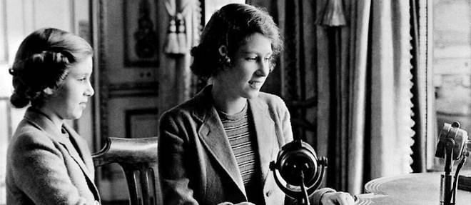 Le 1er octobre 1940 , la princesse Elizabeth, agee de 14 ans, parle depuis le chateau de Windsor au micro de la BCC, accompagnee de la princesse Margaret. 
