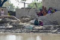 Pakistan: au nom de l'honneur, des femmes forc&eacute;es &agrave; rester dans leur village inond&eacute;
