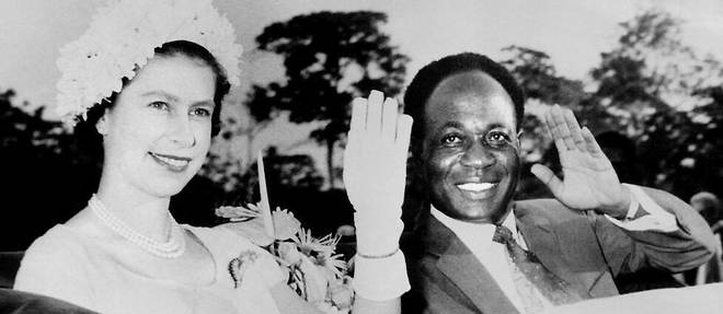 La reine Elizabeth II avec le president du Ghana Kwame Nkrumah en 1961. La souveraine britannique a assiste a l'essentiel de la decolonisation au sein de l'Empire britannique. 
