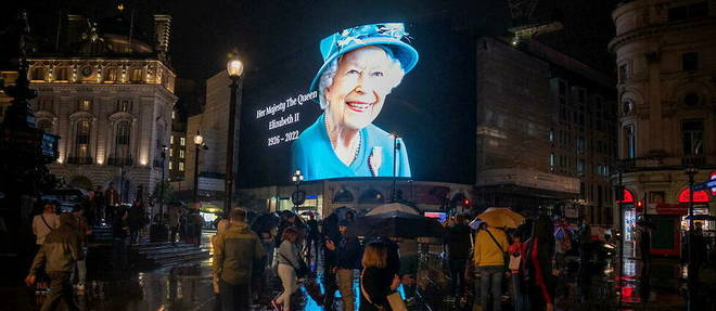 Un portrait d'Elizabeth II sur un ecran a Piccadilly.
