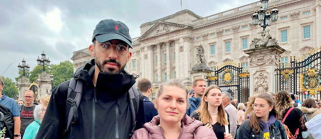 July et Nabil, deux Montpellierains en vacances a Londres, venus se recueillir devant les grilles de Buckingham Palace, le lendemain de la mort d'Elizabeth II, le 8 sepetmbre 2022.
