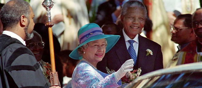 La fondation Mandela a revele a travers des anecdotes la complicite entre le heros de la lutte contre l'apartheid et Elizabeth II. Ici, on les voit en mars 1995 quittant la Cathedrale St-Georges apres un office marquant le Jour des droits de l'homme. 
