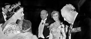  Londres, le 23 mars 1950. La princesse Elizabeth accueille Winston Churchill lors d’une réception au Guildhall, dans la City. Churchill sera de retour au poste de Premier ministre l’année suivante.  ©-