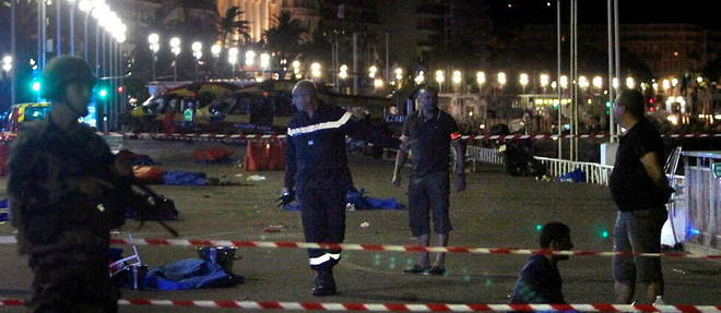 Des policiers entament leur travail d'enquete apres la tuerie de la promenade des Anglais, dans la nuit du 14 au 15 juillet 2016.
