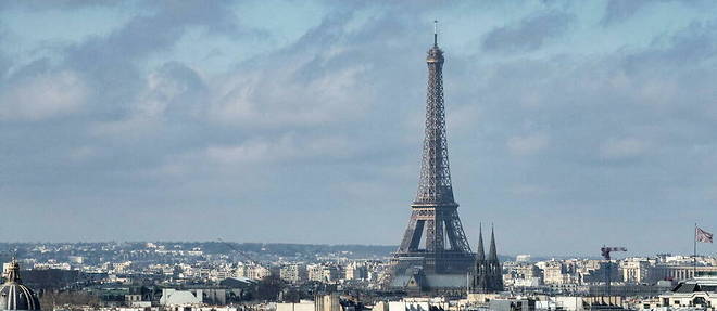 La tour Eiffel sera dorenavant eteinte a 23 h 45, heure de depart du dernier visiteur.
