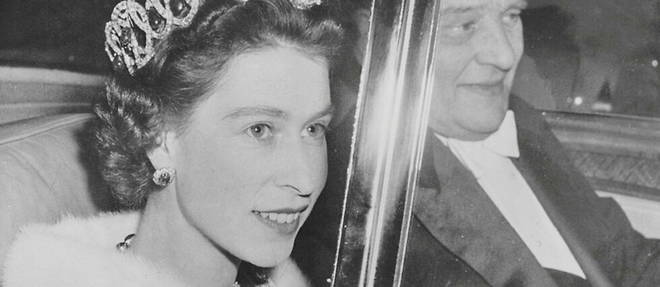 
La jeune reine et le president de la Republique Rene Coty se rendent a une soiree de gala a l'Opera de Paris, le 9 avril 1957. Lors d'un discours prononce pendant cette visite officielle, elle a rappele combien << l'entente de nos deux peuples est le gage le plus sur de la liberte >>.