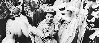  Elizabeth II, à Londres, le 2 juin 1953. La jeune reine quitte le palais de Buckingham pour rejoindre en carrosse l’abbaye de Westminster, où se déroulera la cérémonie du couronnement.  ©akg-images / ullstein bild