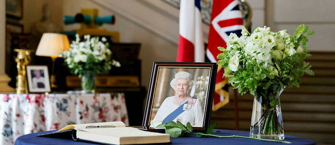 Un portrait de la reine Elizabeth II a l'ambassade du Royaume-Uni a Paris, le 9 septembre 2002. 
