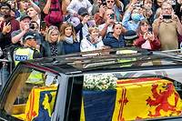 Emotion et foule compacte en Ecosse:  Elizabeth II commence son dernier voyage