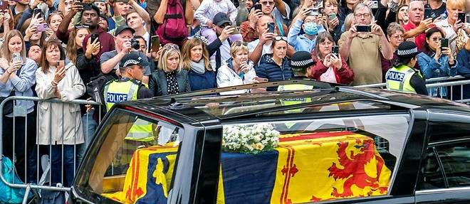 Emotion et foule compacte en Ecosse:  Elizabeth II commence son dernier voyage