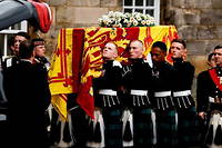 Elizabeth II : le cercueil royal&nbsp;&agrave;&nbsp;Holyroodhouse, apr&egrave;s 300 km de procession