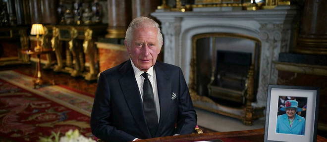 Lors de sa premiere allocution de roi, Charles III a rendu hommage a sa << maman cherie >>.
