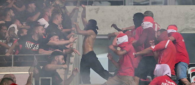 Les images de violence a l'Allianz Riviera jeudi dernier ont suscite de nombreuses reactions.
