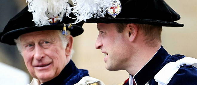 Charles et William lors d'une ceremonie a Windsor le 13 juin 2022.  
