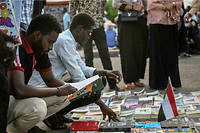 Depuis le renversement du régime du dictateur Omar el-Béchir, l'intérêt des jeunes Soudanais pour les livres ne se dément pas.
