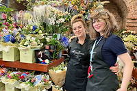 À Saint Pancras, Monika et Negar, les deux fleuristes d'une des boutiques du fournisseur officiel de feu la reine et du Prince de Galles, Moyses Stevens.
