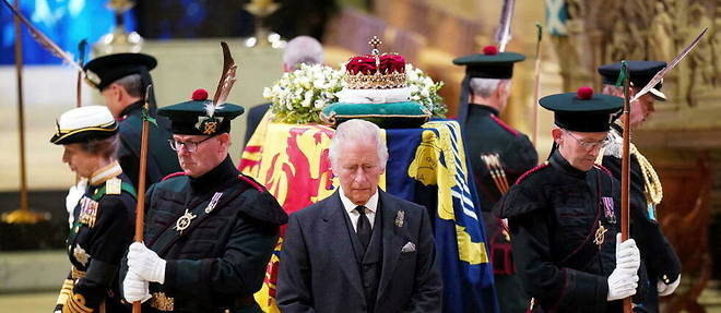 Le roi Charles a assiste a une veillee funebre devant le cercueil d'Elizabeth II. 
