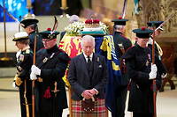 Le roi Charles a assisté à une veillée funèbre devant le cercueil d'Elizabeth II. 
