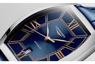 <p style="text-align:justify">Avec son modèle Evidenza, Longines propose aux femmes une montre automatique de style Art déco au visage particulièrement attrayant.  2010 €.
