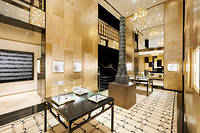 Au 18 place Vendôme, l’univers joaillier et horloger de Chanel se déploie désormais sur trois niveaux, sans compter les ateliers qui accueillent 25 artisans.
