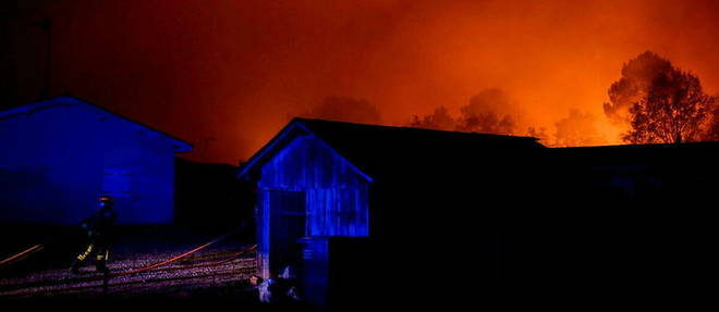 Un nouvel incendie touche, depuis lundi 12 septembre, la Gironde. 1 300 hectares de vegetation et de foret ont deja ete brules a Saumos.

