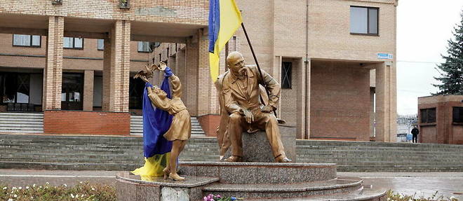 Sur la place de la mairie de Balakliia, la statue du poete ukrainien Schevchenko, est drapee dans le drapeau ukrainien.
