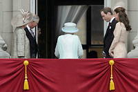 Elizabeth II quittant le balcon de Buckingham, le 5 juin 2012, devant Charles, Camilla, William et Kate.  
