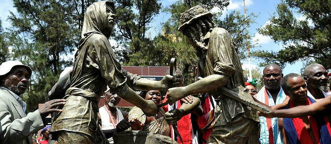 Au Kenya, le souvenir de la repression cruelle des Mau Mau par l'armee coloniale britannique tempere les regrets d'une partie de la population face au deces d'Elizabeth II. Ici, des statues en l'honneur des nombreuses victimes kenyanes. 
