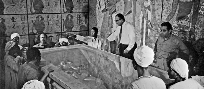 Des experts egyptiens a l'interieur de la tombe de Toutankhamon, qui a ete decouverte par Howard Carter.
