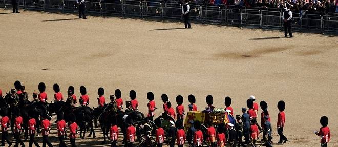 Larmes et recueillement a Westminster: le public defile devant le cercueil d'Elizabeth II
