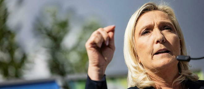 Marine Le Pen (ici le 11 septembre dernier) brandit l'idee du referendum... encore une fois.
